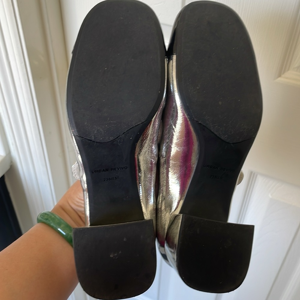 Urban Revivo Genuine Leather Silver and Black Women's Mary Jane Shoes - Picture 4 of 5